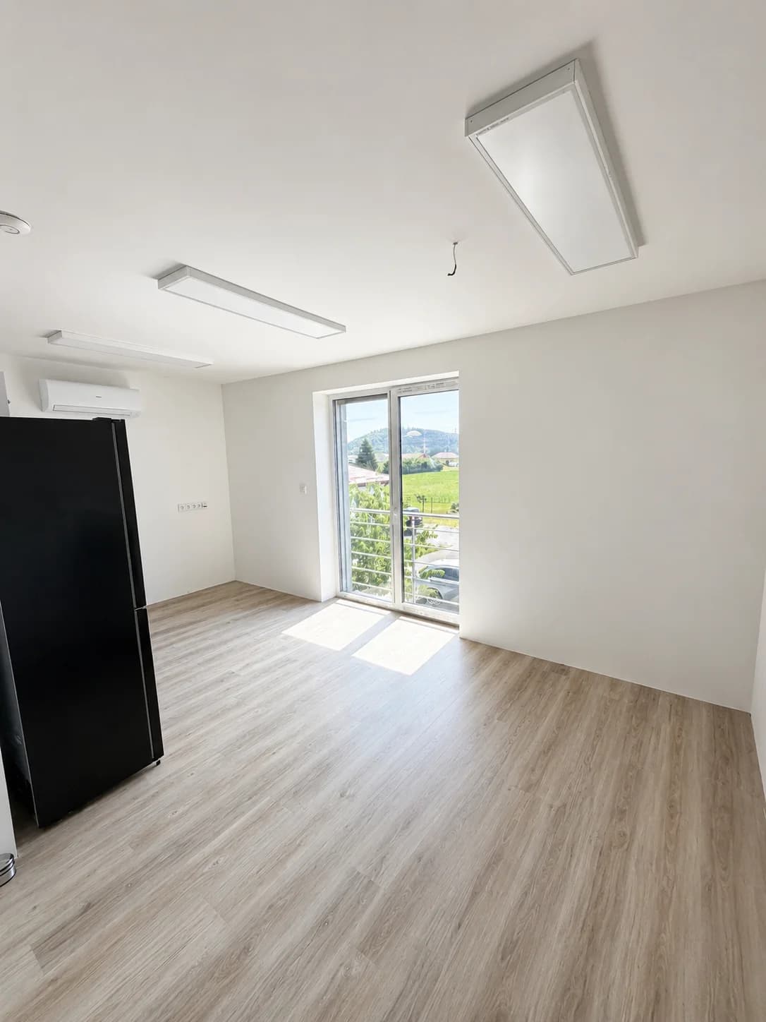 Ateliér D – obývací pokoj s velkými okny